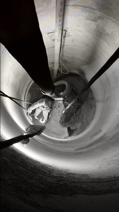 Reinigung und Inspektion in einem Silo