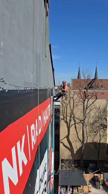 Höhenarbeiten an einer Fassade in der Stadt