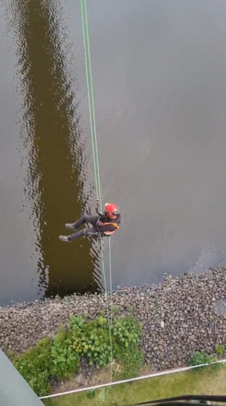Höhenarbeiten über Wasser