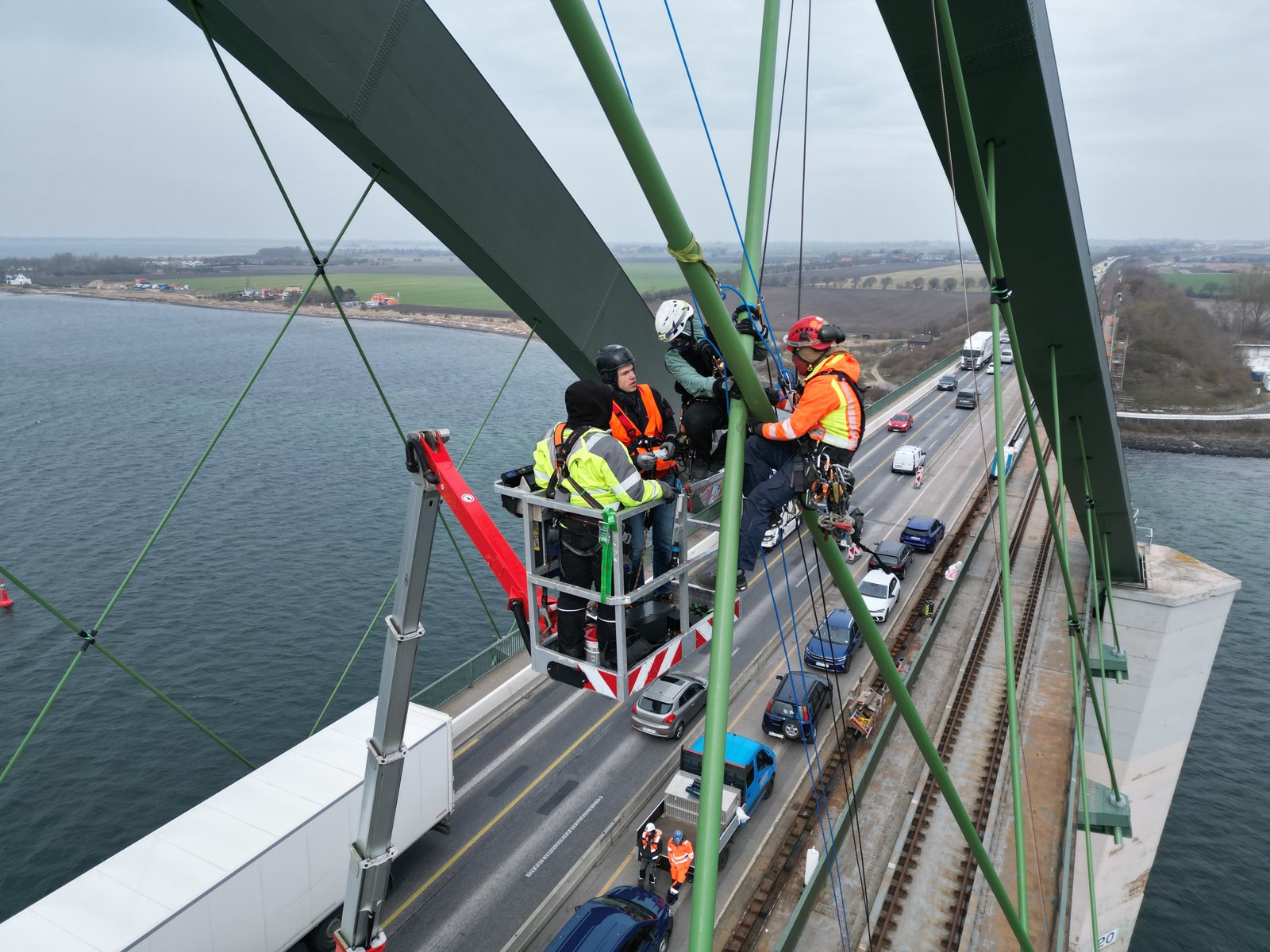 Industriekletterer und Arbeitskorb an der Brücke