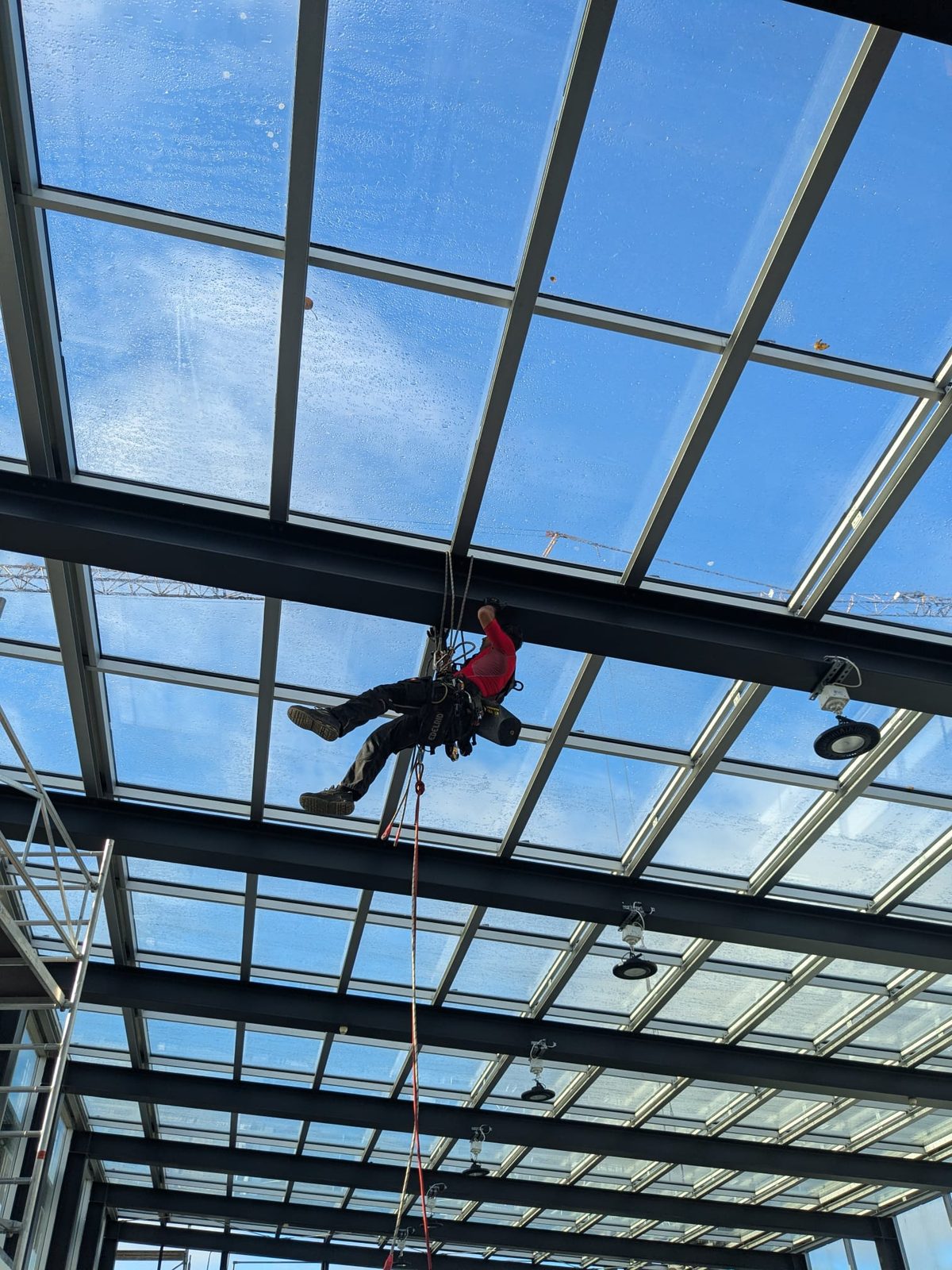Industriekletterer mit Ausrüstung