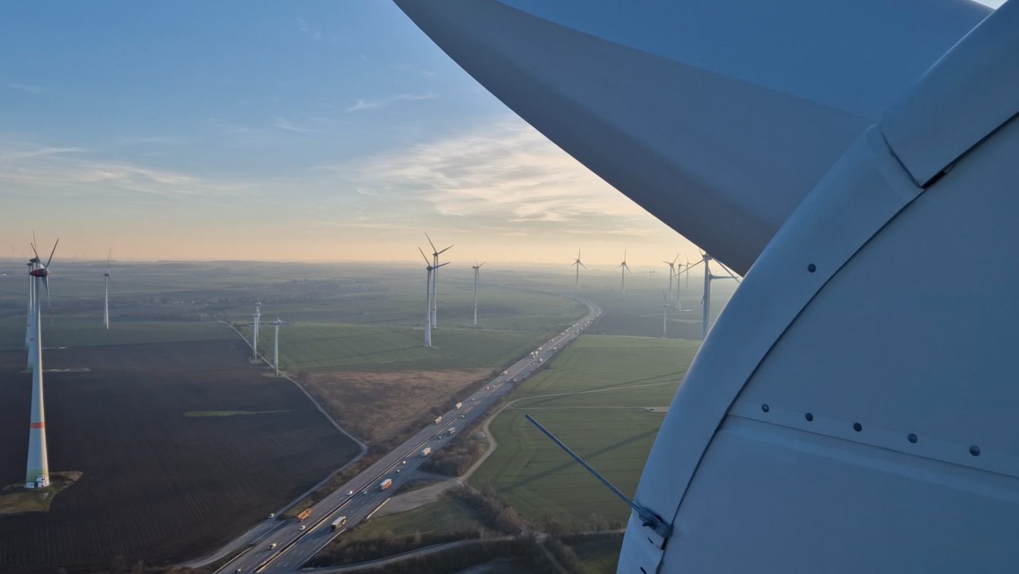 Arbeiten an Windkraftanlagen, Blick über den Windpark
